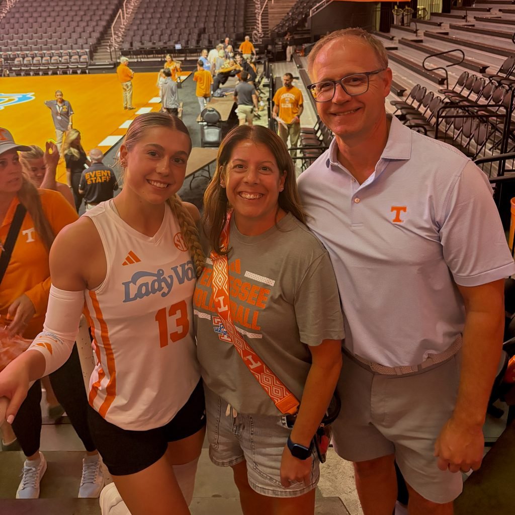 Raegan Burns with her parents Rachel and Sam.