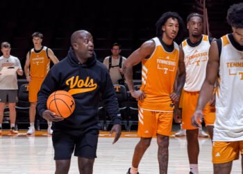 Tennessee assistant coach Earl Grant