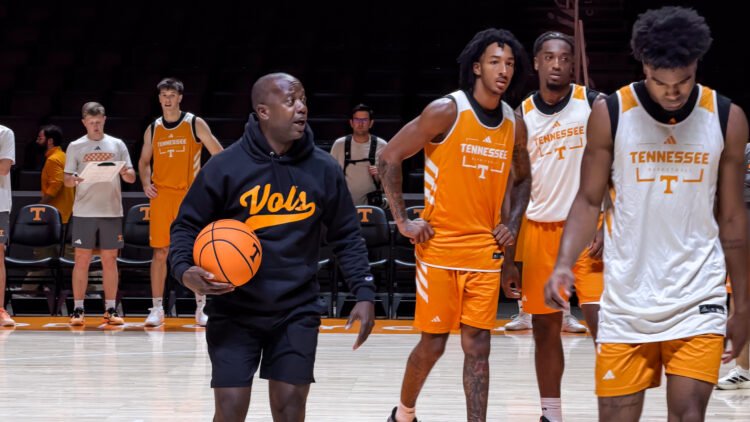 Tennessee assistant coach Earl Grant